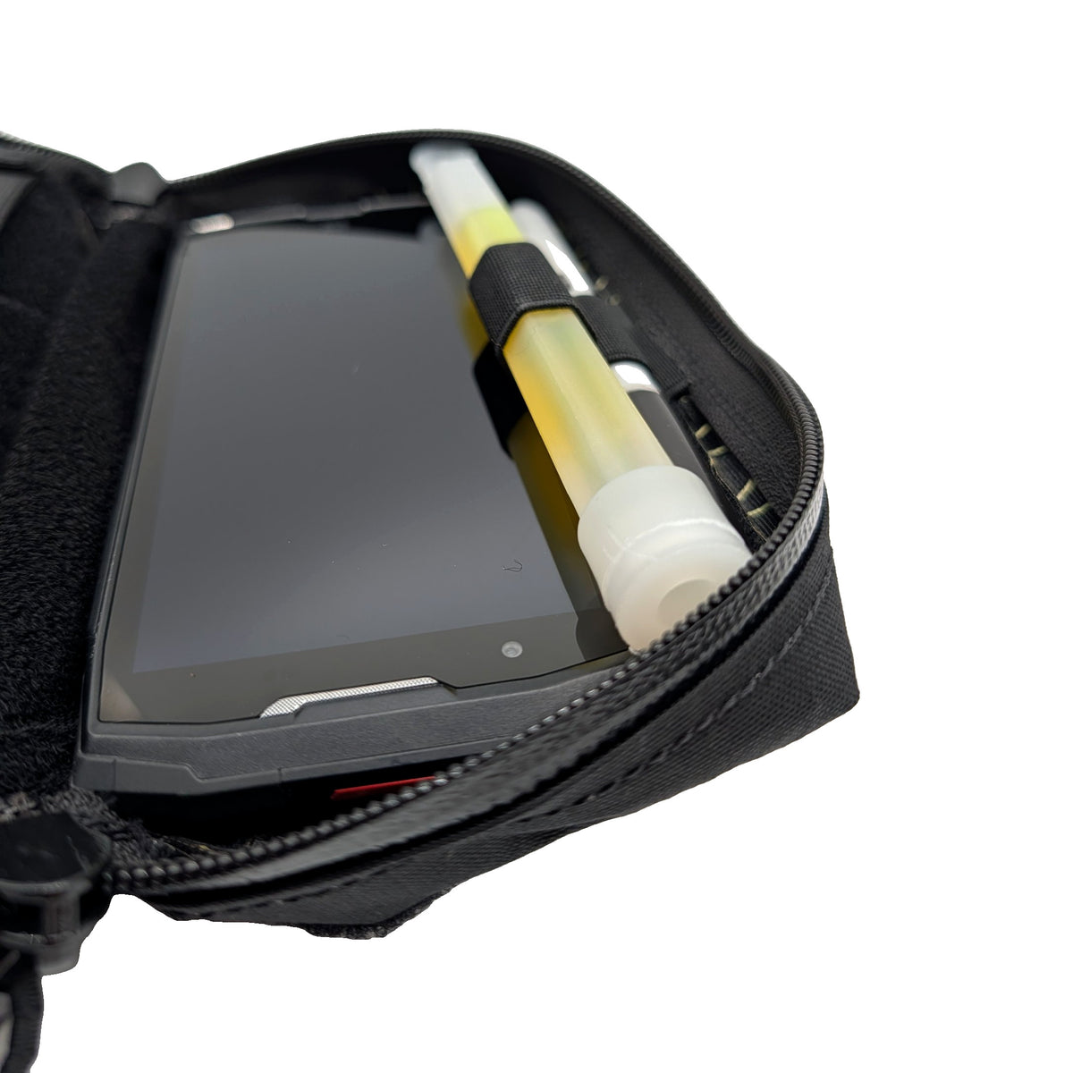 Admin Pouch Zip – ouverte avec téléphone